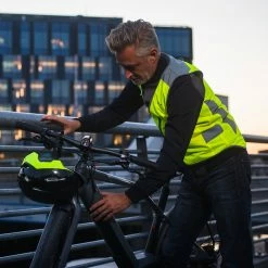 Gilet Jaune Avec éclairage Arrière Intégré Tegra EBike Wowow 11 Gilet Jaune Avec éclairage Arrière Intégré Tegra EBike Wowow -Béquilles vélo Ventes gilet securite avec eclairage tegra wowow 4